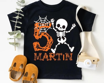 Gepersonaliseerde skelet verjaardagsshirt: Spooky Halloween-kindershirt