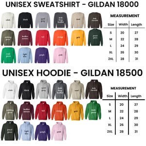 以下が含まれることがあります： 白、黒、グレーなど、さまざまな色のユニセックスのスウェットシャツとパーカーのディスプレイ。画像には、幅と長さの測定値がセンチメートルで示されたサイズチャートが含まれています。テキストは「UNISEX SWEATSHIRT - GILDAN 18000」と「UNISEX HOODIE - GILDAN 18500」と表示されています。