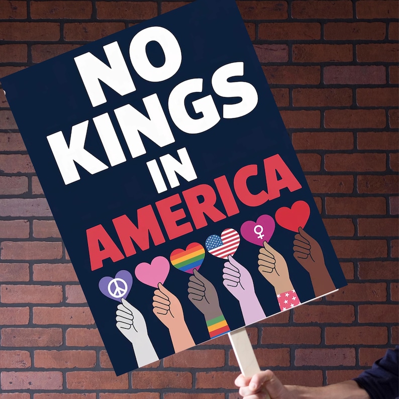 Puede incluir: Un letrero azul marino con las palabras "NO KINGS IN AMERICA" en blanco y rojo. El letrero presenta manos sosteniendo s&iacute;mbolos en forma de coraz&oacute;n con varios dise&ntilde;os, incluyendo un signo de paz, un arco&iacute;ris y la bandera estadounidense.
