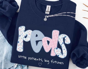 小児科看護師スウェットシャツ、かわいい小児科看護師パーカー、小児科医へのギフトアイデア、PICU看護師への感謝、未来の小児科クルーシャツ