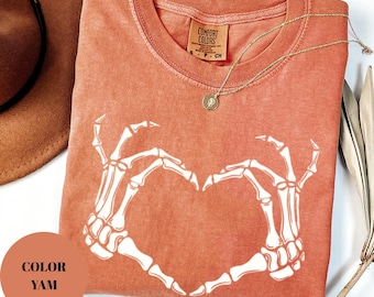 T-shirt d'Halloween en forme de cœur et de mains squelettiques : t-shirt effrayant aux couleurs confortables