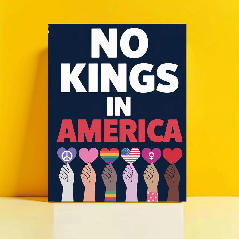 Puede incluir: Un p&oacute;ster azul marino con el texto "NO KINGS IN AMERICA" en blanco y rojo. Debajo, manos de diversos tonos de piel sostienen s&iacute;mbolos en forma de coraz&oacute;n, incluyendo un signo de paz, un arco&iacute;ris y la bandera estadounidense.