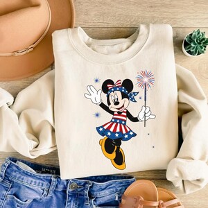 Minnie Mouse 4 juli-tröja, patriotisk Minnie-tröja, USA 250 år Disney-tröja, retro Minnie-tröja, magiska kungarikets patriotiska kläder bild 3