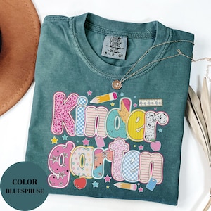 Comfort Colors Kindergärtnerin Shirt: Kinder Crew Back to School