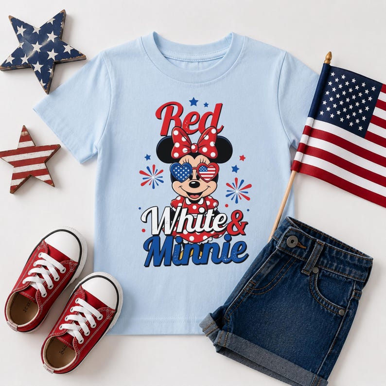 K&ouml;nnte beinhalten: Hellblaues T-Shirt mit Minnie Mouse in patriotischer Sonnenbrille und Schleife. Der Text "Red White & Minnie" ist ebenfalls abgebildet. Rote Turnschuhe, Jeansshorts und eine kleine amerikanische Flagge sind ebenfalls im Bild.