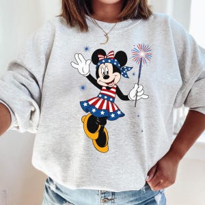 Minnie Mouse 4 juli-tröja, patriotisk Minnie-tröja, USA 250 år Disney-tröja, retro Minnie-tröja, magiska kungarikets patriotiska kläder bild 7