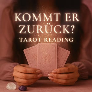 Może przedstawiać: Obrazek do czytania z tarota z tekstem "KOMMT ER ZURÜCK?" i "TAROT READING". Trzy różowe karty tarota są trzymane przed osobą. Dwa kryształy znajdują się na dole. Obraz ma miękką, ciepłą paletę kolorów.