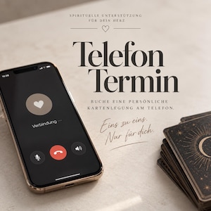 Könnte beinhalten: Ein Smartphone mit einem Anrufbildschirm, einem Herz-Symbol und dem Text Verbindung, neben einem Stapel Tarotkarten. Das Bild enthält den deutschen Text Telefon Termin, Buche eine persönliche Kartenlegung am Telefon sowie Eins zu eins. Nur für dich.