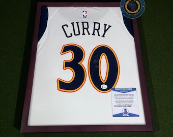 Maglia bianca Warriors #30 firmata e incorniciata da Curry con certificato di autenticità di Beckett