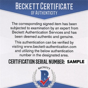 Pu&ograve; includere: Un certificato di autenticit&agrave; Beckett, con il testo "BECKETT CERTIFICATE OF AUTHENTICITY" in alto. Il certificato afferma che l'articolo &egrave; stato esaminato e ritenuto autentico. &Egrave; visibile anche il testo "CERTIFICATION SERIAL NUMBER: SAMPLE".