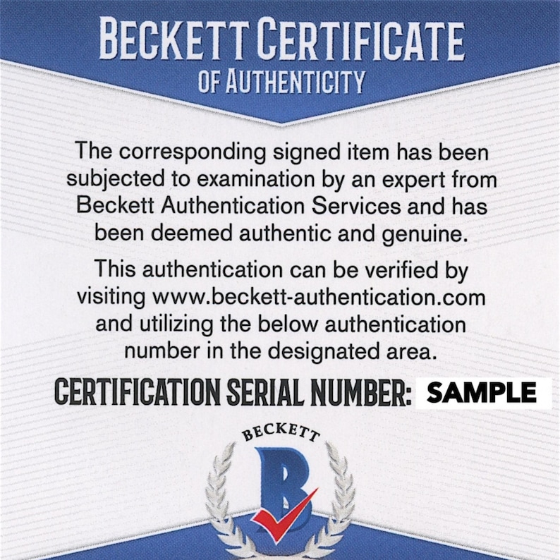 Pu&ograve; includere: Un certificato di autenticit&agrave; Beckett, con il testo "BECKETT CERTIFICATE OF AUTHENTICITY" in alto. Il certificato afferma che l'articolo &egrave; stato esaminato e ritenuto autentico. &Egrave; visibile anche il testo "CERTIFICATION SERIAL NUMBER: SAMPLE".
