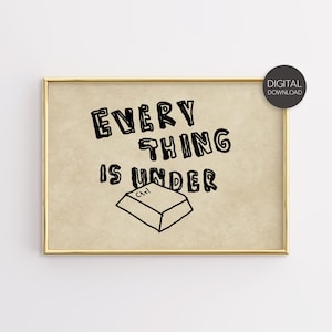 Op de afbeelding: Een ingelijste print met de tekst "EVERY THING IS UNDER" in zwarte, handgeschreven letters. Daaronder een tekening van een Ctrl-toets. De achtergrond is lichtbruin en de lijst is goudkleurig.