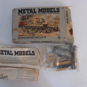 Russian Medium Tank T-34/85  Vintage Military Tank Model by Metal Models
