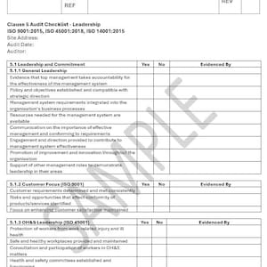 Puede incluir: Un documento de lista de verificación de auditoría de la Cláusula 5 en blanco y gris. La lista de verificación incluye secciones sobre liderazgo, enfoque en el cliente y liderazgo ambiental, con columnas para 'Sí', 'No' y 'Evidenciado por'. El documento tiene un título e información de referencia.