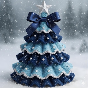 Peut inclure: Un sapin de Noël artisanal avec une étoile argentée au sommet et un nœud en satin bleu marine. L'arbre est fait de tissu bleu et bleu clair texturé et superposé, orné de bordures argentées et d'accents scintillants. Une décoration de vacances festive.