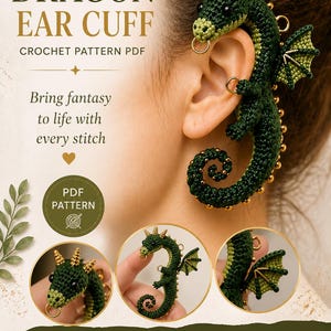 Op de afbeelding: Een groene gehaakte drakenoormanchet, een accessoire met fantasiethema. De draak heeft gouden accenten en wordt op het oor gedragen. De afbeelding bevat de tekst "DRAGON EAR CUFF CROCHET PATTERN PDF" en details over het patroon.