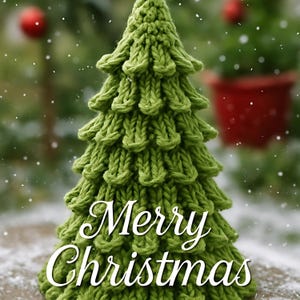 以下が含まれることがあります： 白い筆記体で「Merry Christmas」と書かれた、編み物の緑色のクリスマスツリー。木はループ状のテクスチャで詳細に描かれており、背景には赤いオーナメントと降雪がぼやけています。