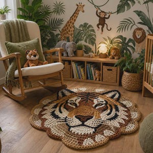 Puede incluir: Un cuarto de ni&ntilde;os con tem&aacute;tica de jungla. Una alfombra con forma de tigre en tonos marr&oacute;n, beige y negro est&aacute; en el suelo. Se ve una mecedora de madera con un coj&iacute;n crema y una almohada verde, junto con una cuna y una estanter&iacute;a. La habitaci&oacute;n est&aacute; decorada con animales de peluche y papel pintado de jungla.