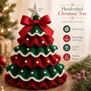 Puede incluir: Un árbol de Navidad hecho a mano, tejido a ganchillo en rojo y verde con ribetes blancos y detalles de perlas. Un lazo rojo se encuentra en la parte superior del árbol, coronado por una estrella plateada. El texto dice "Handcrafted Christmas Tree".