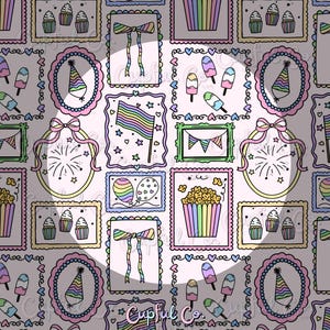 Può includere: Un motivo ripetitivo su sfondo viola chiaro con varie illustrazioni incorniciate, tra cui bandiere arcobaleno, secchielli di popcorn, cappellini da festa, fiocchi, festoni e gelati, il tutto realizzato in uno stile disegnato a mano.