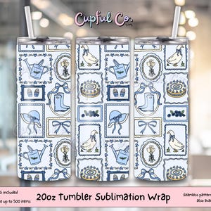 Op de afbeelding: Een 20oz tumbler met een herhalend patroon van blauw-witte ingelijste illustraties. Het ontwerp bevat een gieter, een eend, een taart, laarzen, een hoed en strikken. De tumbler heeft een wit rietje en de tekst "20oz tumbler Sublimation Wrap".