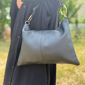 Schwarze Umhängetasche aus echtem Leder, kurze und lange Riemen mit Reißverschluss oben, Ringe mit Gold-Finish