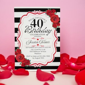 Peut inclure: Une invitation d'anniversaire avec un fond à rayures noires et blanches. L'invitation présente une bordure rouge décorative avec des roses rouges. Le texte indique "Rejoignez-nous pour un 40e anniversaire" et comprend les détails de l'événement.