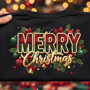 Puede incluir: Camiseta negra con un diseño festivo de "MERRY Christmas". El texto presenta un patrón de cuadros, rodeado de ramas de abeto verdes, lazos rojos, adornos y campanas doradas. Un tema de vacaciones de temporada.