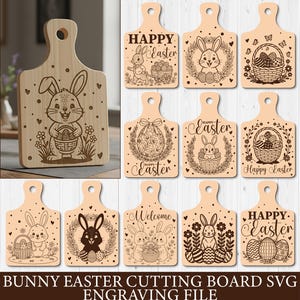 Puede incluir: Colección de tablas de cortar de madera con diseños de Pascua grabados. Cada tabla presenta un conejito, huevos de Pascua o las palabras "Happy Easter" y "Welcome". Las tablas son de color marrón claro con un asa y un agujero para colgar.