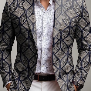 Peut inclure: Un blazer bleu marine orné d'un motif géométrique doré, associé à une chemise blanche à motifs et à un pantalon blanc. Le blazer est doté d'une fermeture à deux boutons et d'un revers cranté. Une ceinture en cuir marron et une montre complètent l'ensemble.
