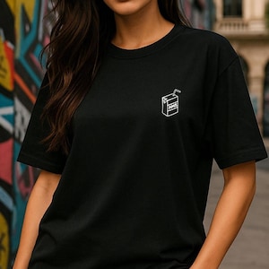 Maglietta Juice Box – Maglietta nera oversize con disegno cartoon | Abbigliamento da strada unisex | Maglietta divertente con la nostalgia | Regalo con vibrazioni anni '90 | Citazione