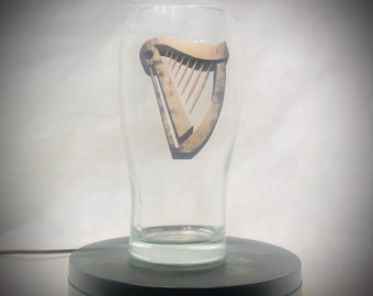 Difícil de encontrar - Vaso de cerveza GUINNESS ~ Logotipo de arpa con aspecto de piedra dorada ~ 5,75" de alto