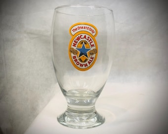 Newcastle Brown Ale Bierglas mit dem einzigen Logo.  15cm