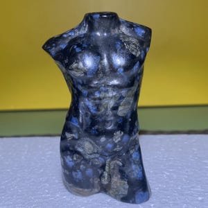 Piedra azul natural de 3,1&quot;, modelos masculinos de cristal, tallados a mano, curación con cristales, decoración del hogar, regalos de cristal, 1 pieza