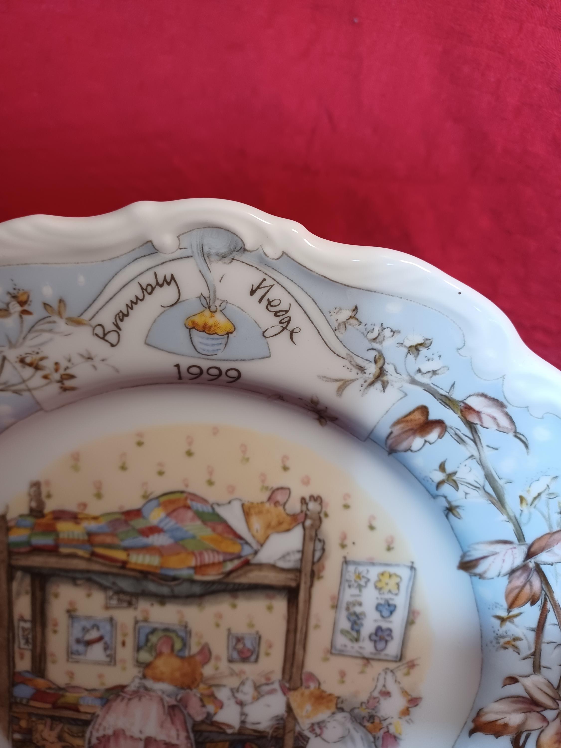 ロイヤルドルトン ブランブリーヘッジ イヤープレート 1999 第一級品質