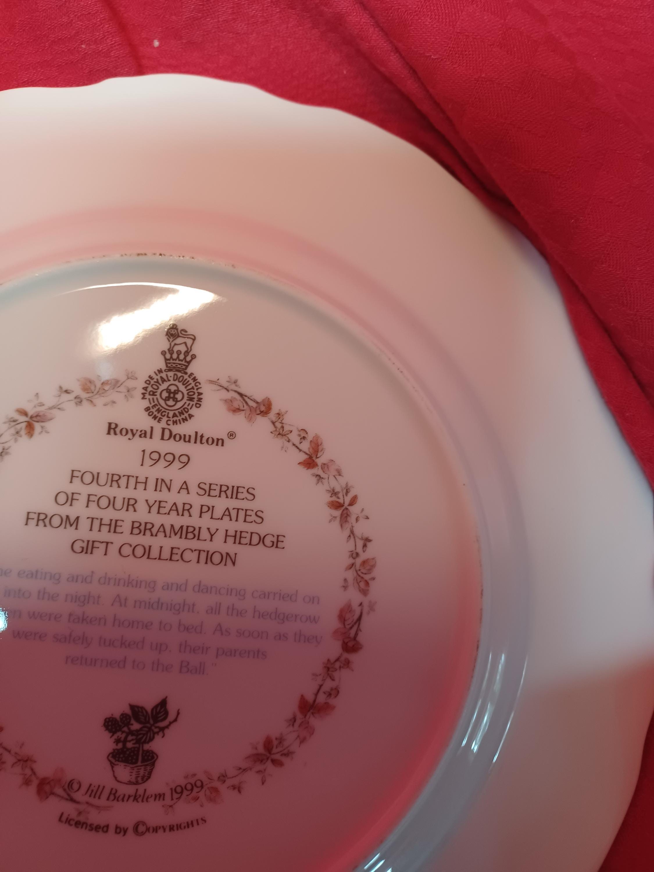 ロイヤルドルトン ブランブリーヘッジ イヤープレート 1999 第一級品質