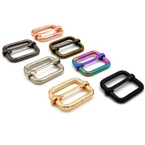 Peut inclure: Assortiment de boucles coulissantes rectangulaires en métal de différentes couleurs : or rose, bronze, irisé, argent, or, noir et canon de fusil. Ces boucles sont conçues pour les sacs, les ceintures et autres projets de bricolage.