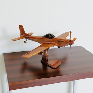 第二次世界大戦のP-51マスタング戦闘機｜手作り木製航空機模型 - マホガニー製ディスプレイプレーン