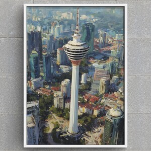以下が含まれることがあります： クアラルンプールタワーの額入り絵画。特徴的な展望デッキを備えた高い白い構造で、多数の高層ビルや建物が立ち並ぶ広大な都市景観を背景にしています。