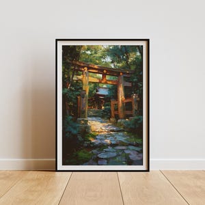 Pu&ograve; includere: Stampa artistica incorniciata raffigurante un cancello torii giapponese e un sentiero di pietra che conduce a un tempio. L'opera presenta un'illuminazione calda, una vegetazione lussureggiante e un'atmosfera serena. La stampa &egrave; esposta su un pavimento in legno.