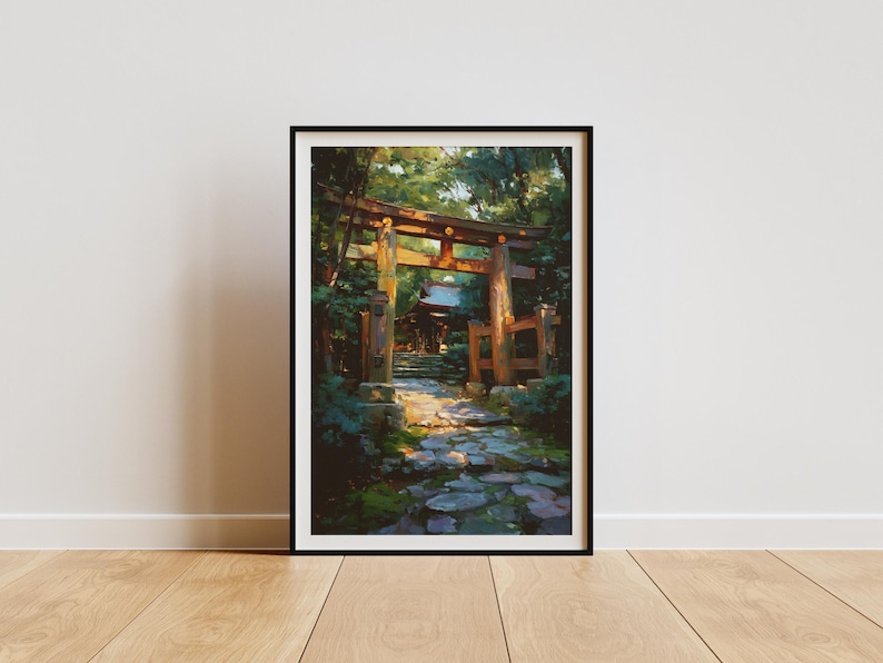 Pu&ograve; includere: Stampa artistica incorniciata raffigurante un cancello torii giapponese e un sentiero di pietra che conduce a un tempio. L'opera presenta un'illuminazione calda, una vegetazione lussureggiante e un'atmosfera serena. La stampa &egrave; esposta su un pavimento in legno.