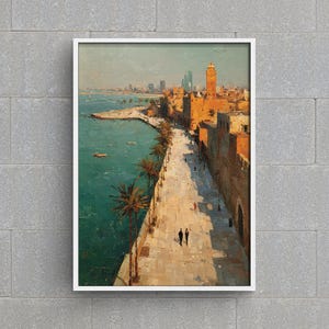 Puede incluir: Pintura al óleo de una escena de ciudad costera. La obra representa un largo paseo marítimo con palmeras, que conduce a una ciudad con edificios y una torre alta. El agua es de color turquesa y el cielo es azul pálido.