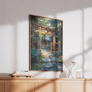 Pu&ograve; includere: Una stampa incorniciata di un cancello torii giapponese e un sentiero che conduce a un tempio. L'opera d'arte presenta una calda tavolozza di colori con verdi, marroni e gialli, creando una scena serena. La stampa &egrave; esposta su un mobile in legno.
