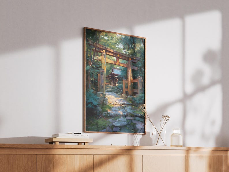 Pu&ograve; includere: Una stampa incorniciata di un cancello torii giapponese e un sentiero che conduce a un tempio. L'opera d'arte presenta una calda tavolozza di colori con verdi, marroni e gialli, creando una scena serena. La stampa &egrave; esposta su un mobile in legno.