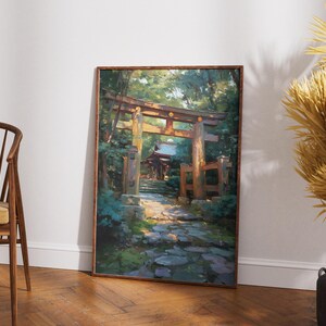 Pu&ograve; includere: Una stampa artistica incorniciata raffigurante un cancello torii giapponese e un sentiero di pietra che conduce a un tempio. L'opera d'arte presenta una calda tavolozza di colori con verdi, marroni e blu, creando una scena serena. La stampa &egrave; esposta su un pavimento in legno.