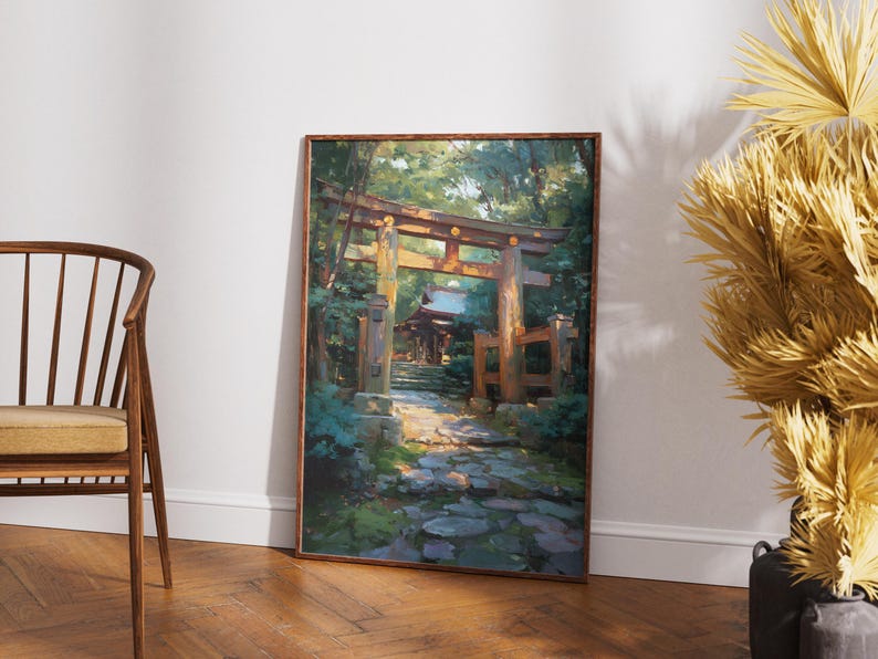 Pu&ograve; includere: Una stampa artistica incorniciata raffigurante un cancello torii giapponese e un sentiero di pietra che conduce a un tempio. L'opera d'arte presenta una calda tavolozza di colori con verdi, marroni e blu, creando una scena serena. La stampa &egrave; esposta su un pavimento in legno.