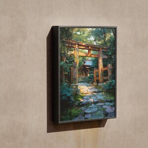 Pu&ograve; includere: Opera d'arte incorniciata raffigurante un santuario giapponese. Il dipinto mostra un cancello torii in legno che conduce a un sentiero attraverso una foresta lussureggiante. L'opera d'arte &egrave; in una cornice nera ed &egrave; montata su una parete di colore neutro.