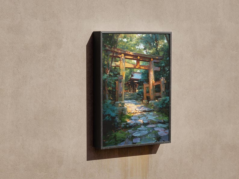 Pu&ograve; includere: Opera d'arte incorniciata raffigurante un santuario giapponese. Il dipinto mostra un cancello torii in legno che conduce a un sentiero attraverso una foresta lussureggiante. L'opera d'arte &egrave; in una cornice nera ed &egrave; montata su una parete di colore neutro.