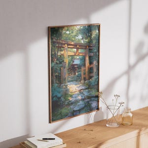 Pu&ograve; includere: Una stampa incorniciata di un cancello torii giapponese in un ambiente forestale lussureggiante. L'opera d'arte presenta un sentiero che conduce al cancello, con la luce del sole che filtra attraverso gli alberi. La cornice &egrave; di colore marrone caldo.