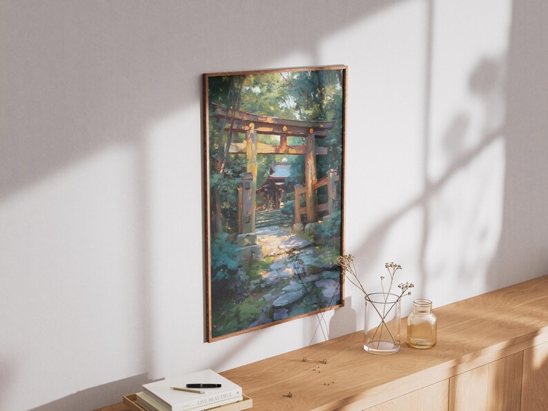 Pu&ograve; includere: Una stampa incorniciata di un cancello torii giapponese in un ambiente forestale lussureggiante. L'opera d'arte presenta un sentiero che conduce al cancello, con la luce del sole che filtra attraverso gli alberi. La cornice &egrave; di colore marrone caldo.
